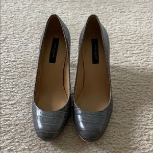 Ann Taylor Croco Pump in Skyscraper Grey. Size 7.